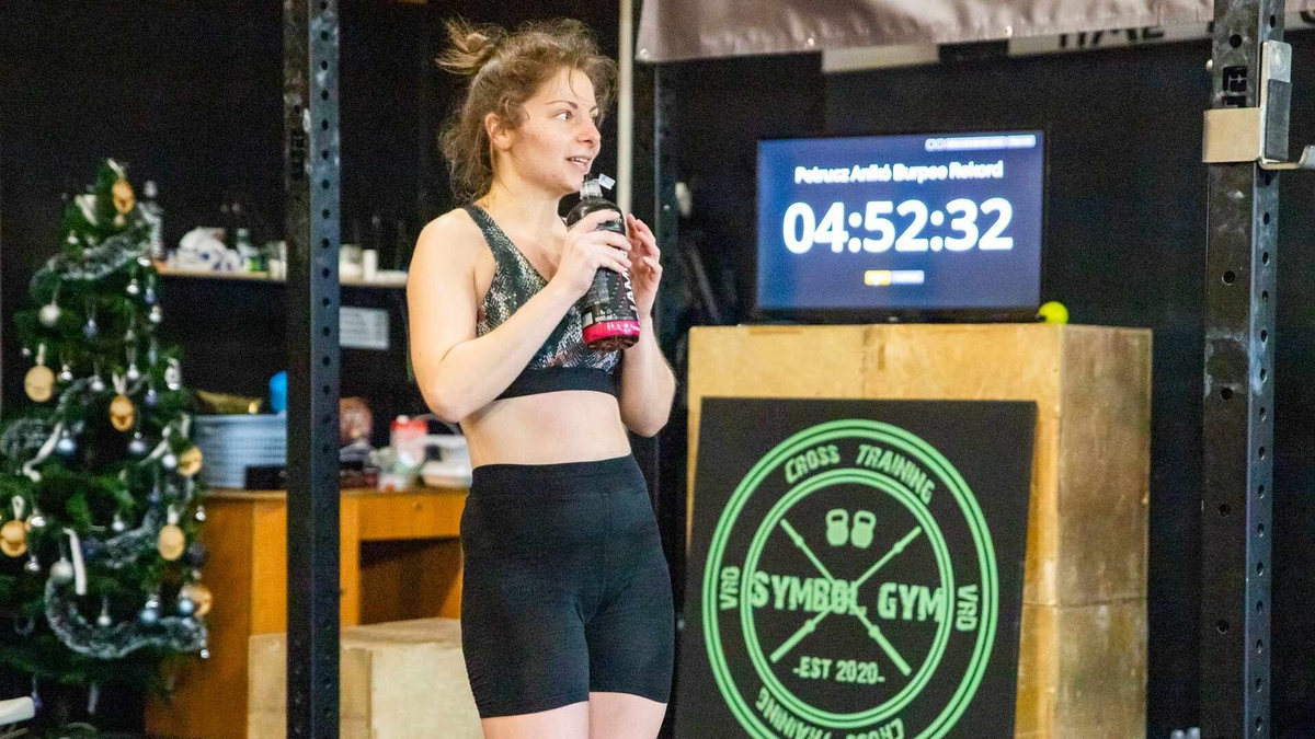 „A háromezredik gyakorlat után fogyni kezdett az erőm” – a magyar csúcs után a világrekordra hajt a magyar fitneszbajnok