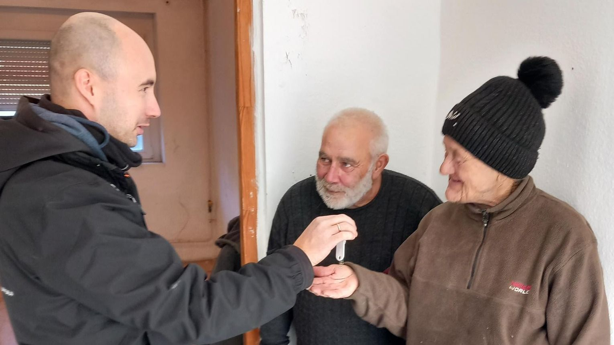 Otthont és esélyt kapott az autóban élő hajléktalan óbudai idős pár