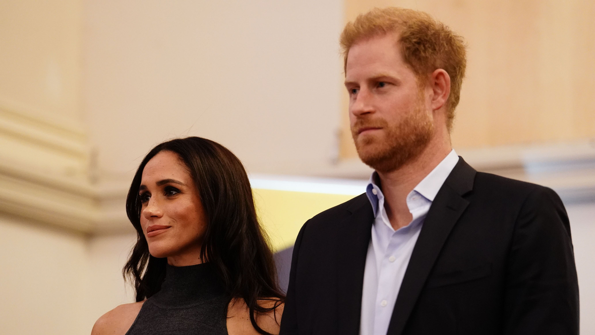 Meghan Markle nem szerénykedik: 100 ezres ingben és 6 milliós nyakláncban múlatja az időt egy luxusétteremben
