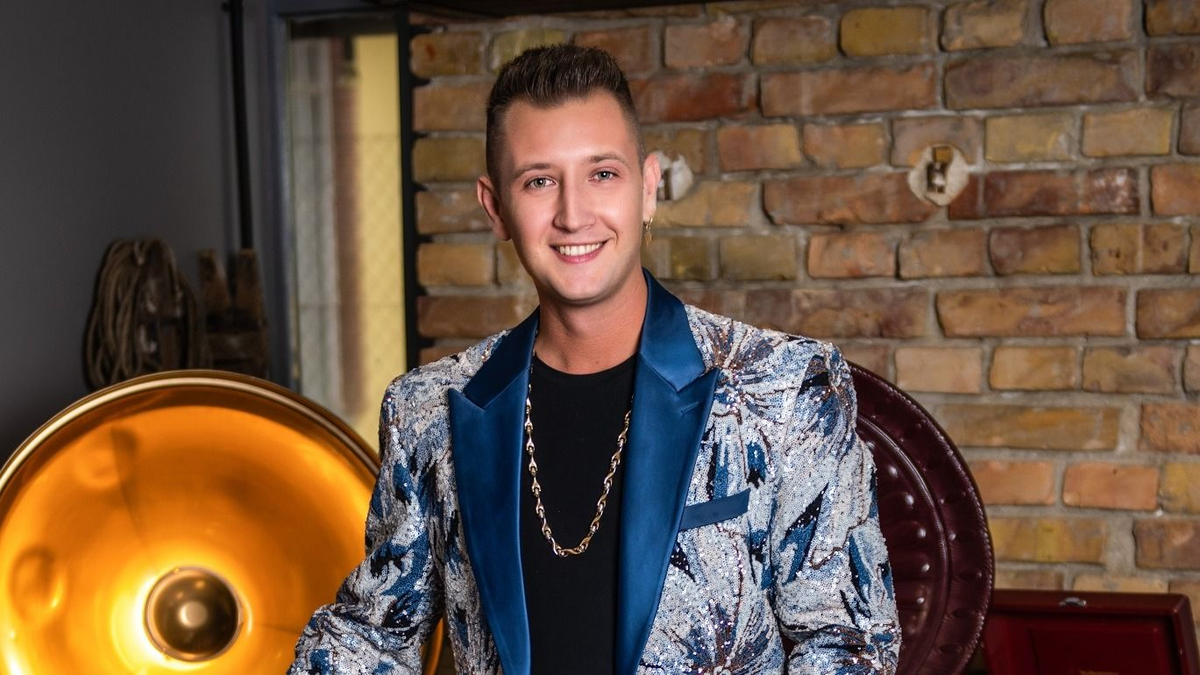 Peter Srámek egy ház árát költötte el zakókra
