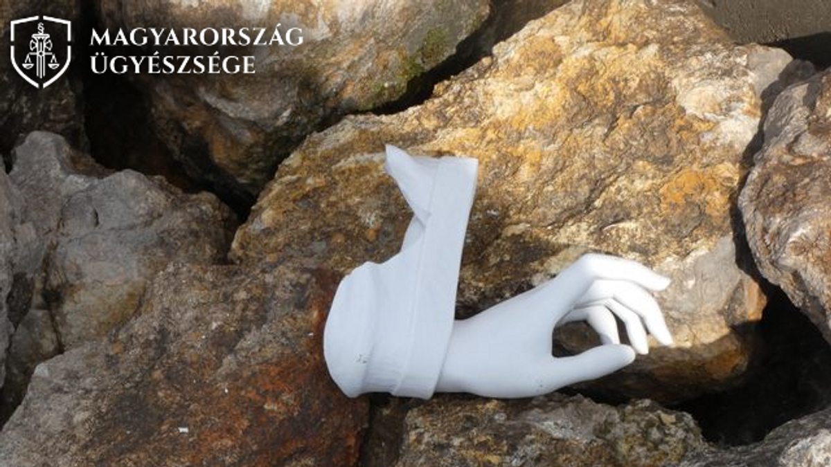Megdöbbentő fotók: brutálisan szétverte a Mária-szobrot egy román férfi Dunavecsén