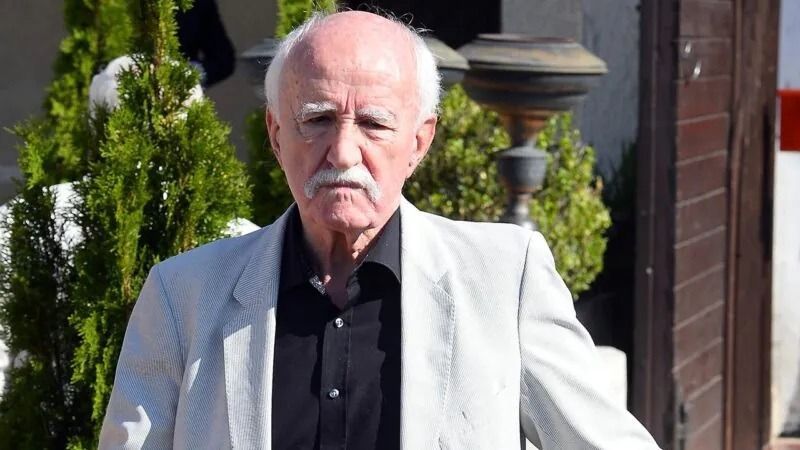 Elhunyt Koltai János színművész, díszlettervező, filmrendező, képzőművész,a Szomszédok című teleregény Gábor Gáborja