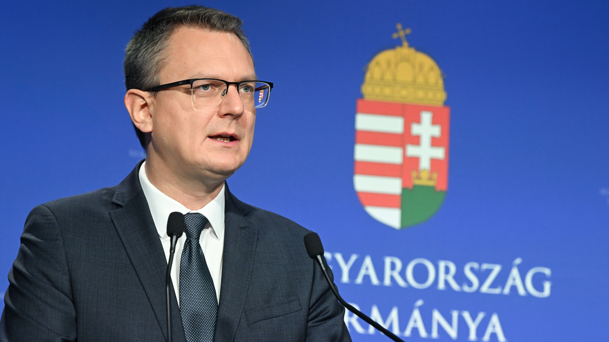 Rétvári Bence: Azért büntetik Magyarországot, hogy álljon be a sorba, engedje be a migránsokat