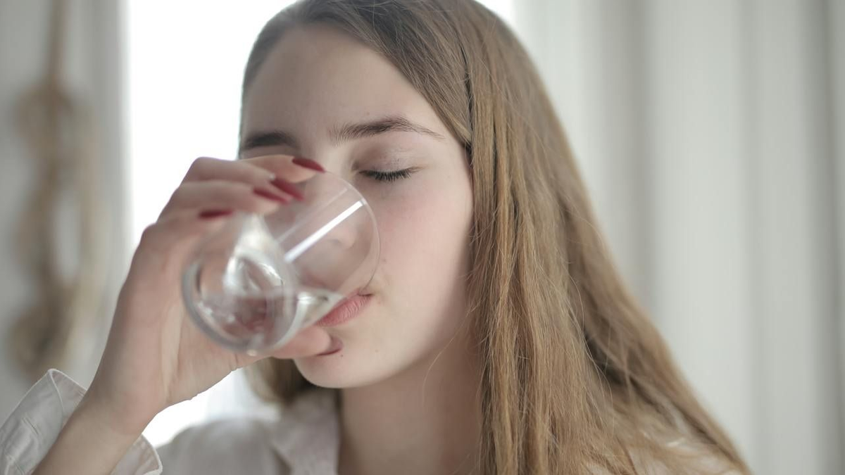 Kezdd a napot egy pohár meleg vízzel: elképesztő hármas hatás!