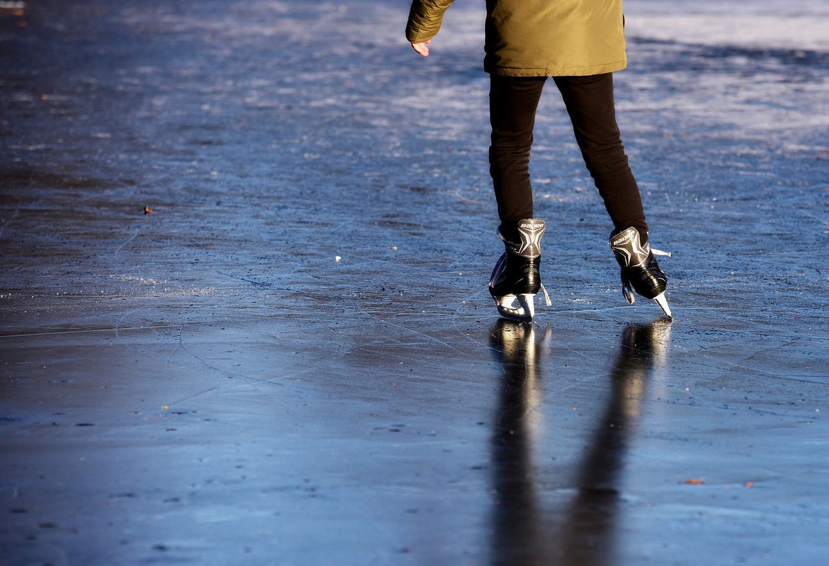 Egy fiatal férfi jégkorcsolya helyett biciklivel ment a befagyott tó jegére / Fotó: Lengyel Zsolt
