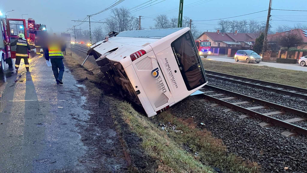 "A zebrán sem állt meg, hajtott tovább" – Rosszul lett a sofőr, sínekre csapódott egy busz Dunaharasztin