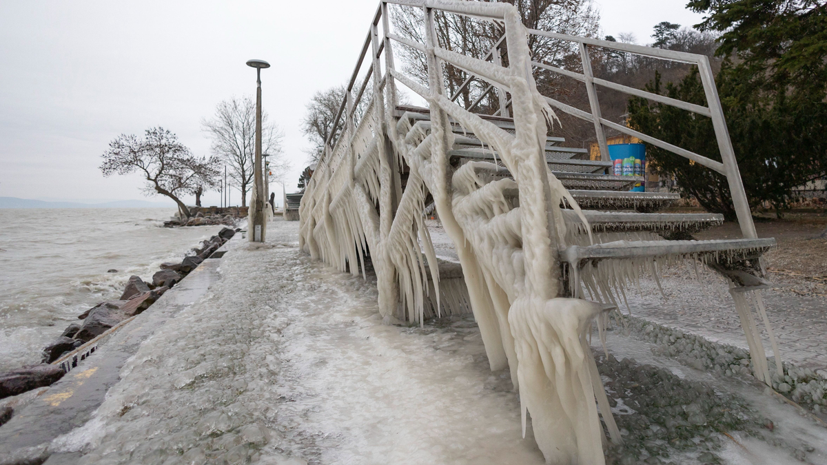 Csodás „jégszobrok” képződtek a Balatonnál – Galéria