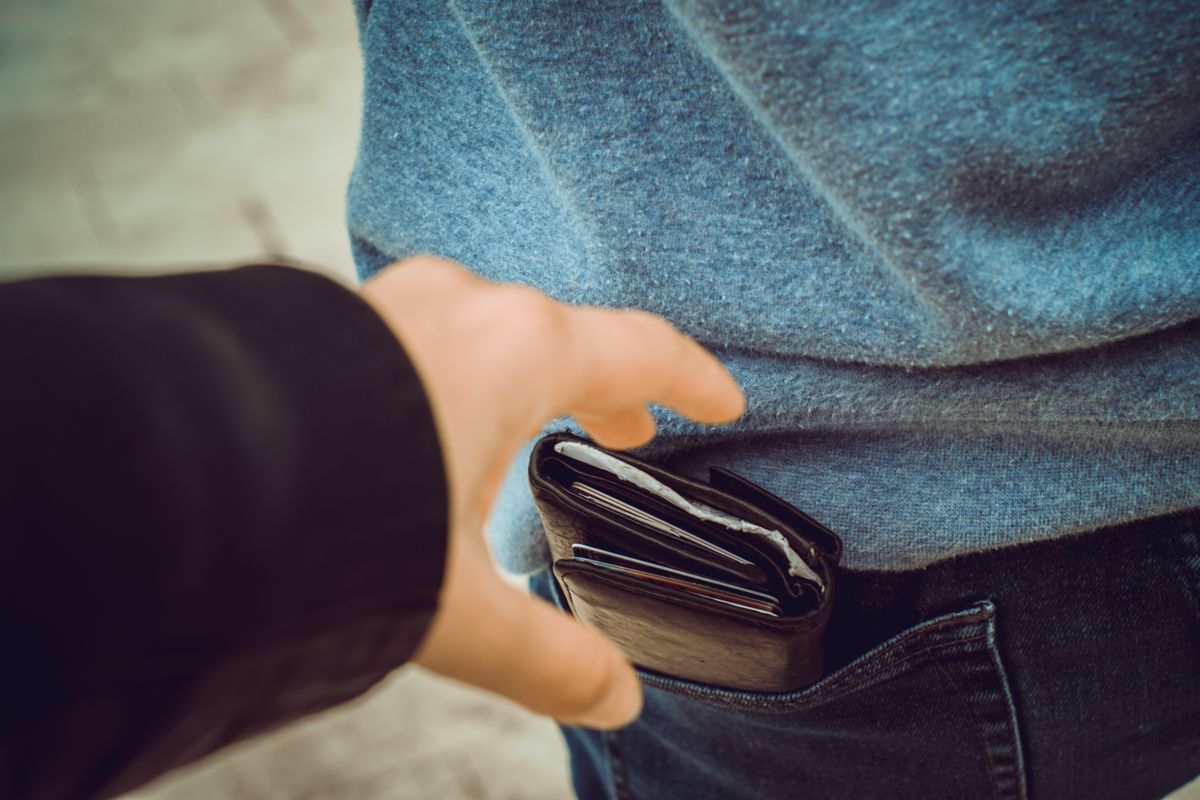 Stealing,Wallet,From,The,Back,Pocket,,Pickpocket