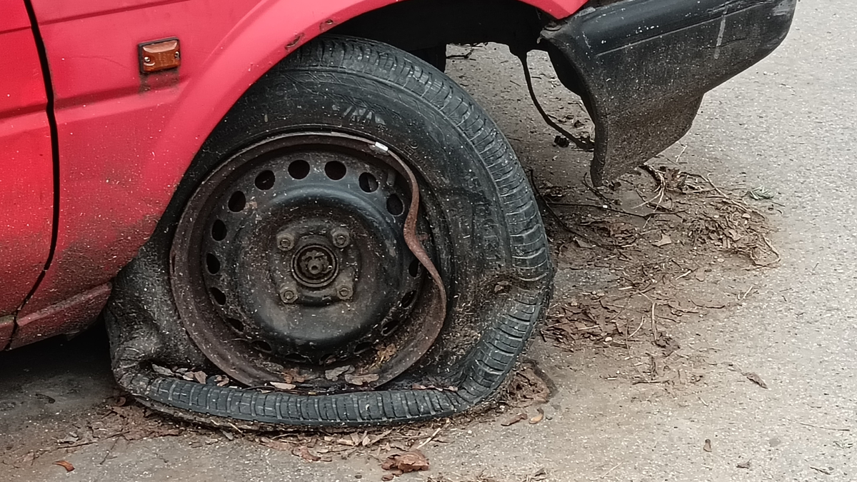 Kiakadtak a helyiek az újbudai roncsautó miatt – Meglepő helyről jöhet a megoldás