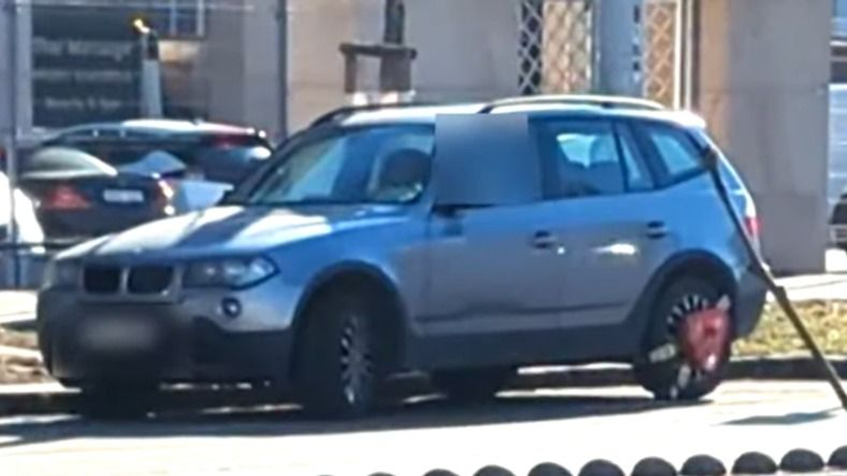 Ledarálta a kocsijáról a kerékbilincset egy BMW-s nő Budapesten, videóra vették az egész jelenetet