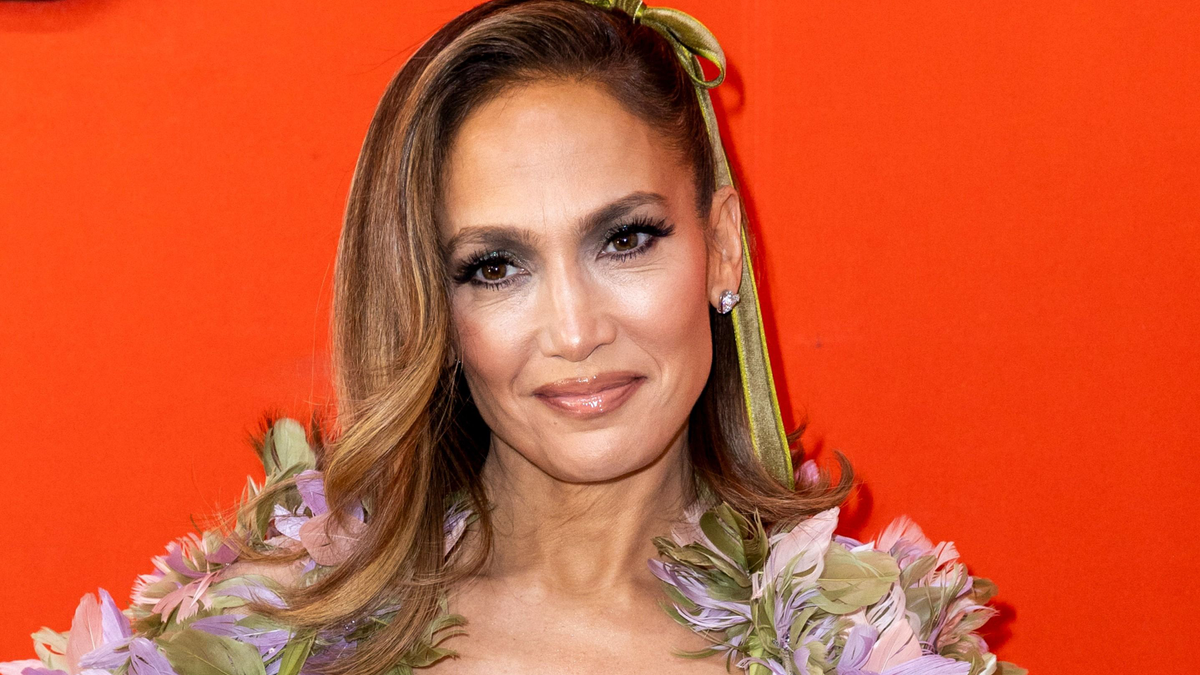 Jennifer Lopez bevadult, fehér fürdőruhában fotózta a fenekét
