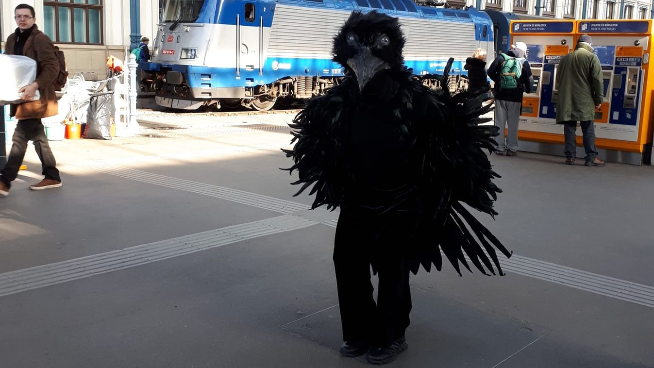 Leesett az álla az utasoknak: varjúember táncolt a Nyugatinál – fotók
