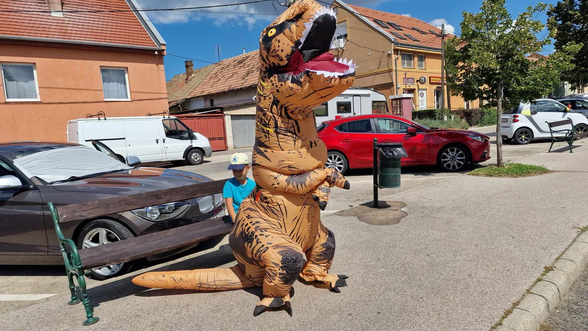 Két dínó csatangolt Budaörs utcáin, őshüllők lepték el a várost