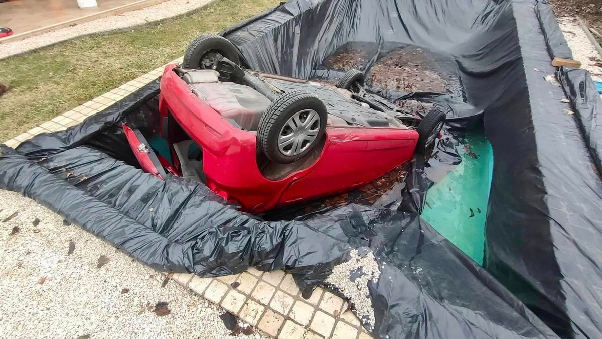 Fejjel lefelé, saját medencéjében landolt autójával egy nő Budán