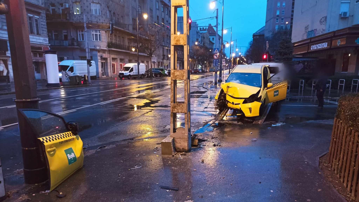 A roncsból vágták ki a taxist és utasát – nyomtalanul tűnt el a balesetet okozó futár