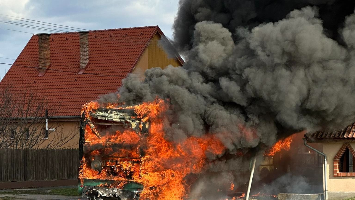 Sokkoló fotók a helyszínről: pokoli tűzből menekültek a magyar település menetrend szerinti járatának utasai