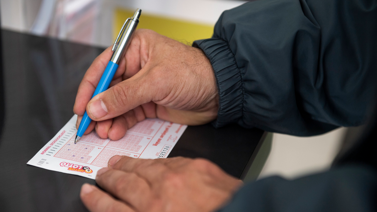 El van átkozva az álomnyeremény? Holtan találtak a lottónyertesre