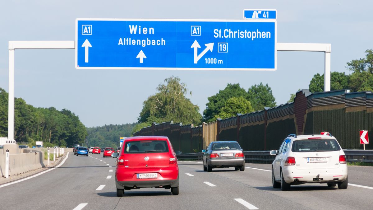 Vienna,,Austria,-,May,29,,2016:,Traffic,And,Direction,Signs