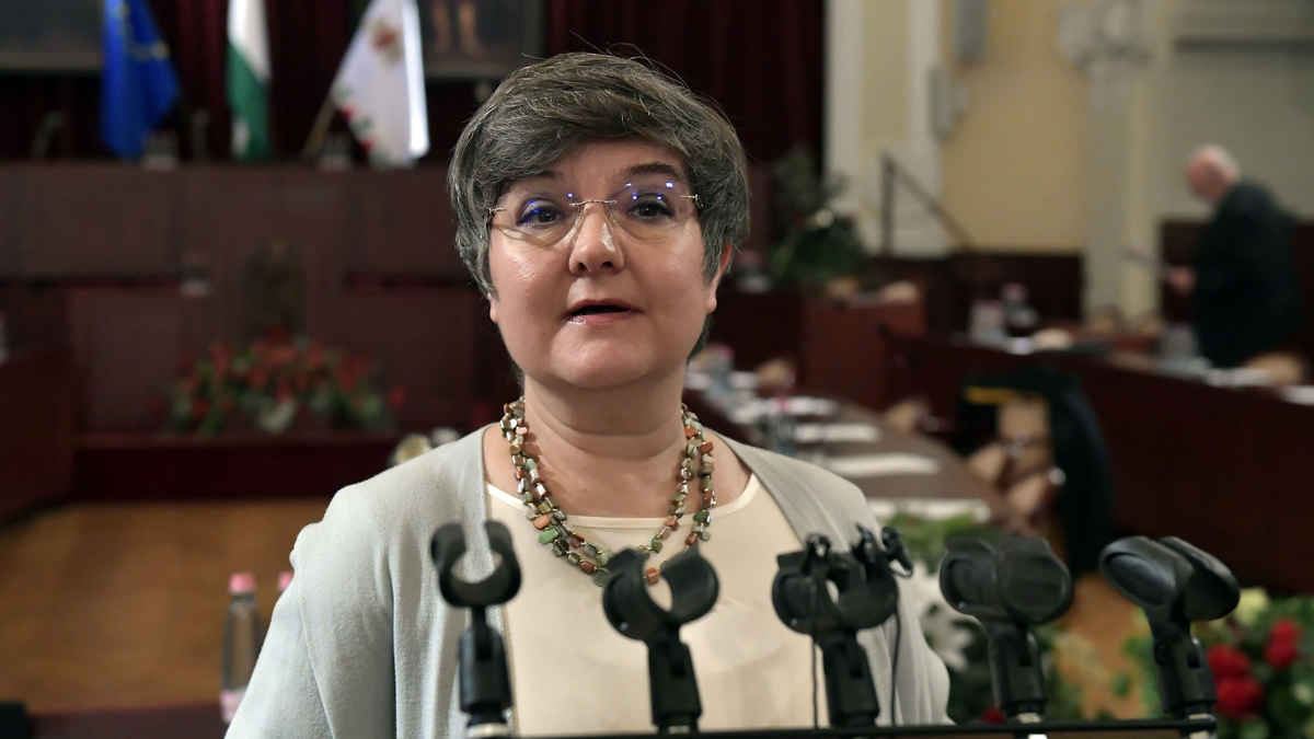 Újabb súlyos kritika V. Naszályi Mártáról