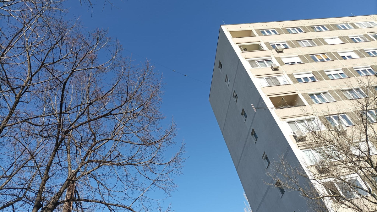 Életveszély Újbudán – Egy panel erkélyéről zuhant az utcára az acélszerkezet