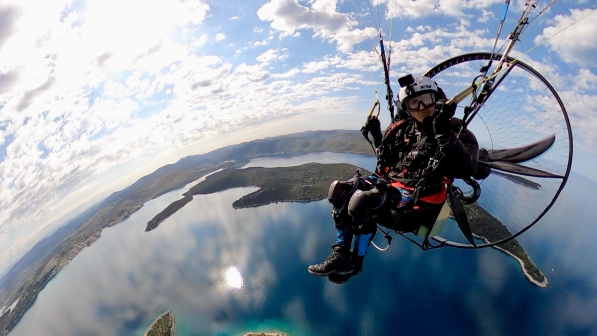 „A hátamon gyulladt ki a gép” –  paramotorhoz kötve repüli be a világot Csaba