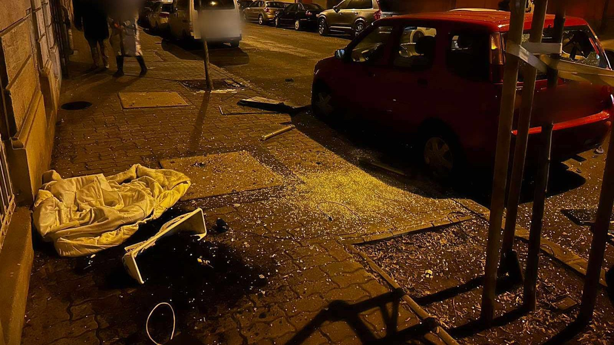 „Döbbenetes, amit művelt” – idős nő tombolt a XII. kerületi csendes kis utcában – helyszíni fotókkal