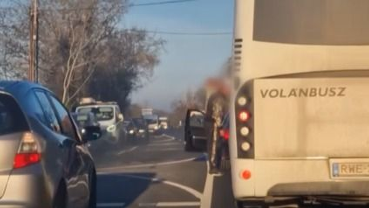 Ő a hónap bunkója: busz előtt büntetőzött az autós a 10-es úton