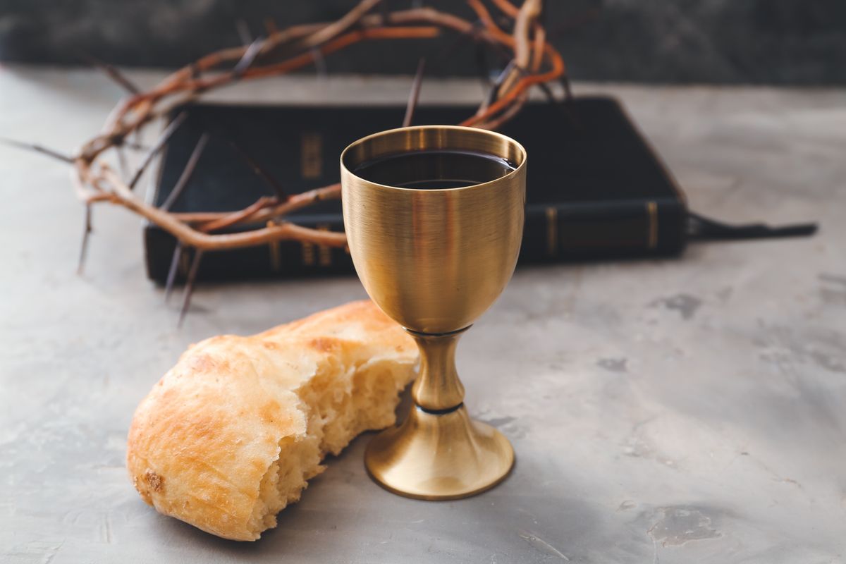 Chalice,Of,Wine,And,Bread,On,Grunge,Background