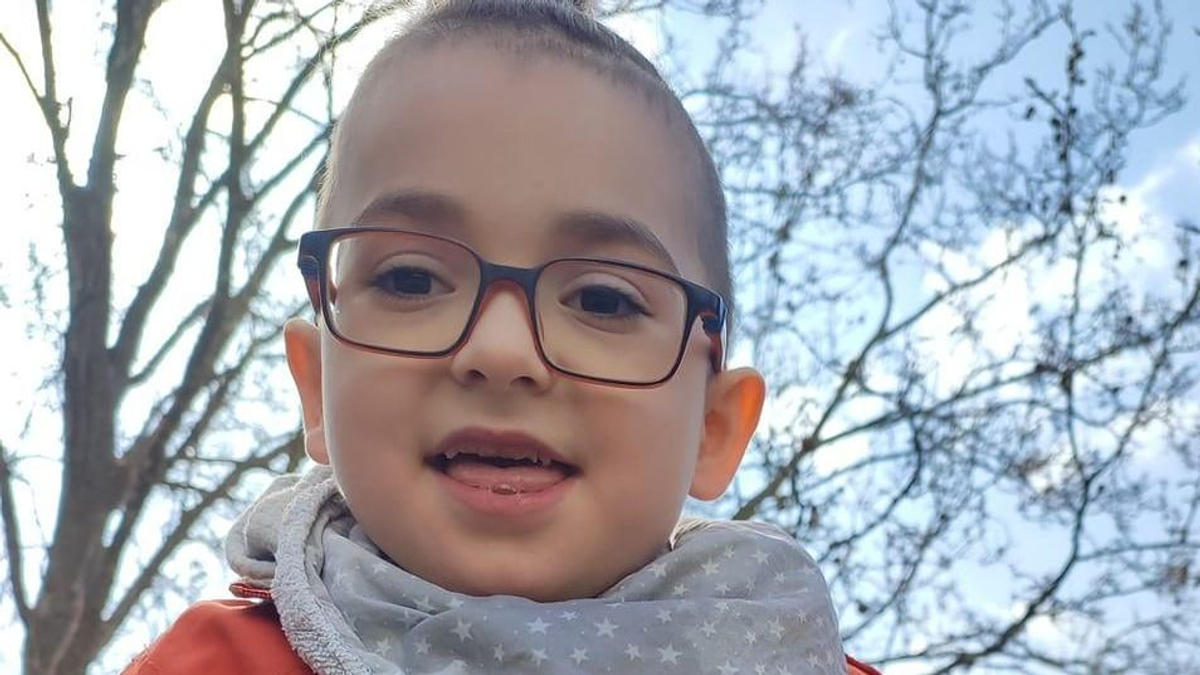 Igazi csoda ez a kisember - Az orvosok is a csodájára járnak a 6 éves génbeteg Levinek