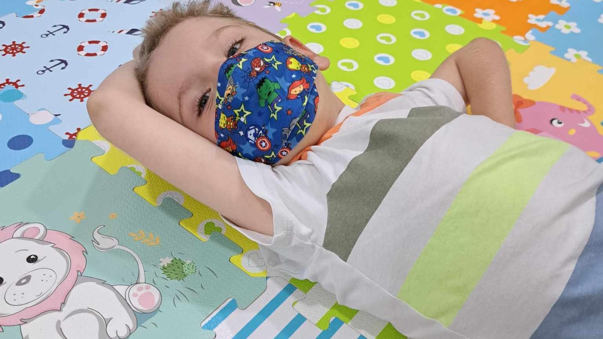 „Figyelmeztet minket, ha valami elmarad” – Szoros napi rutint írtak elő SMA Tomikának