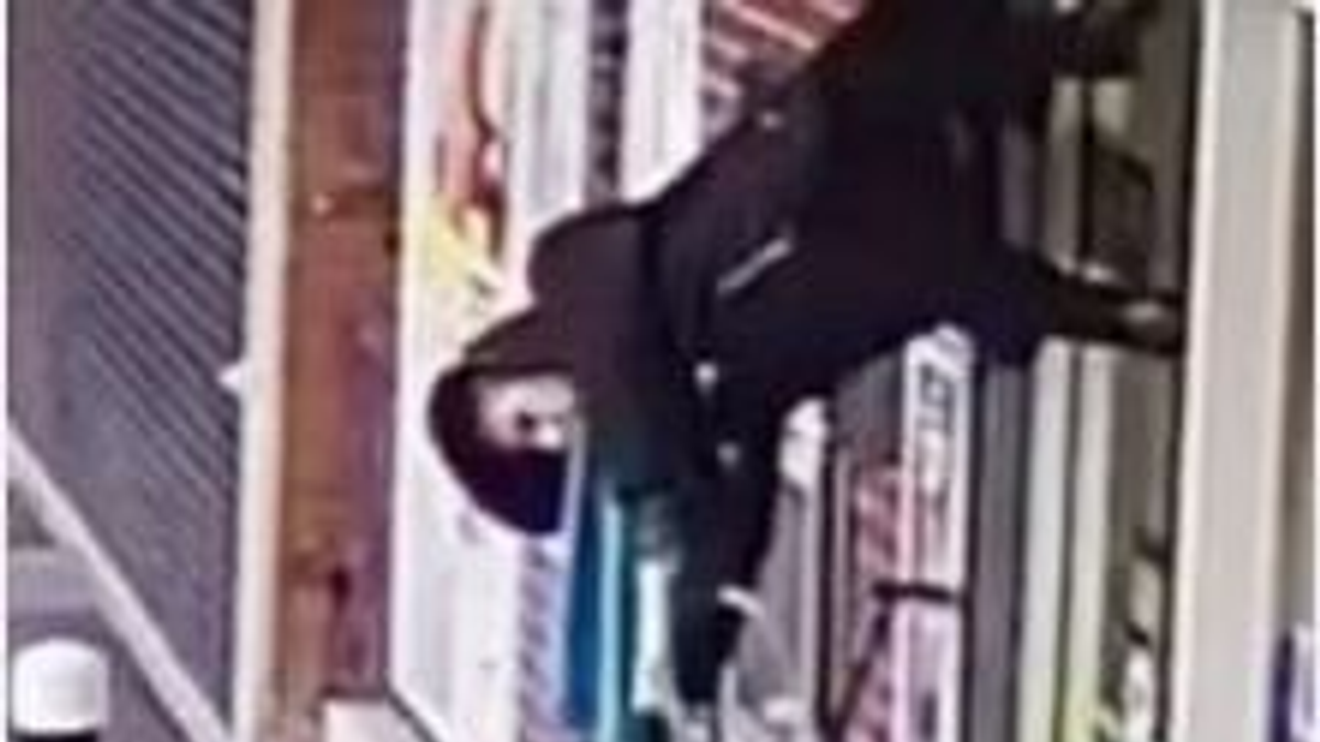 Rosszul indul a reggel: takarítónőt lógattak fel egy üzletben – videó