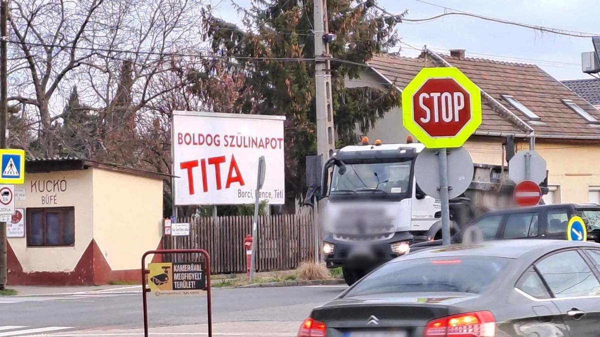 Nem semmi! Óriásplakáton köszöntötték fel Titát Kispesten - Fotó