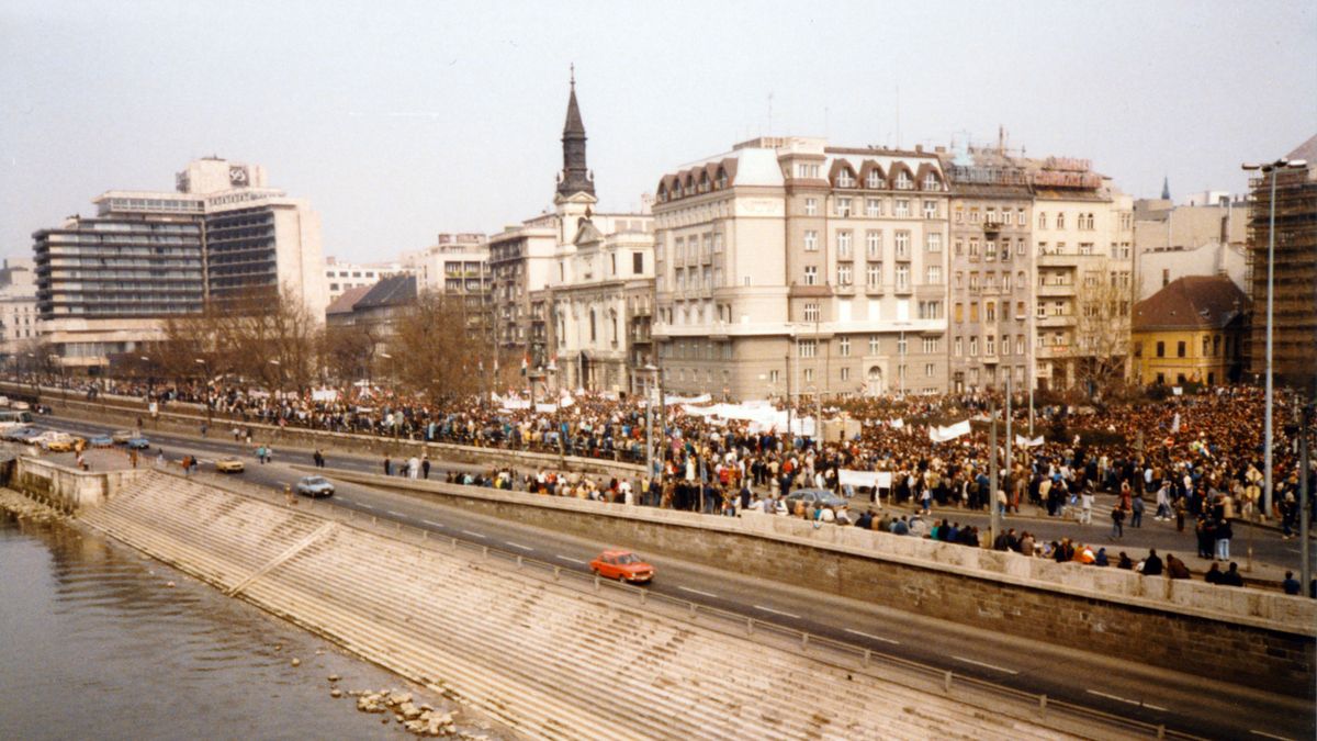 A Petőfi tér és a Március 15. tér az Erzsébet híd pesti hídfőjéről nézve. 1989. március 15-i ünnepség és politikai demonstráció.