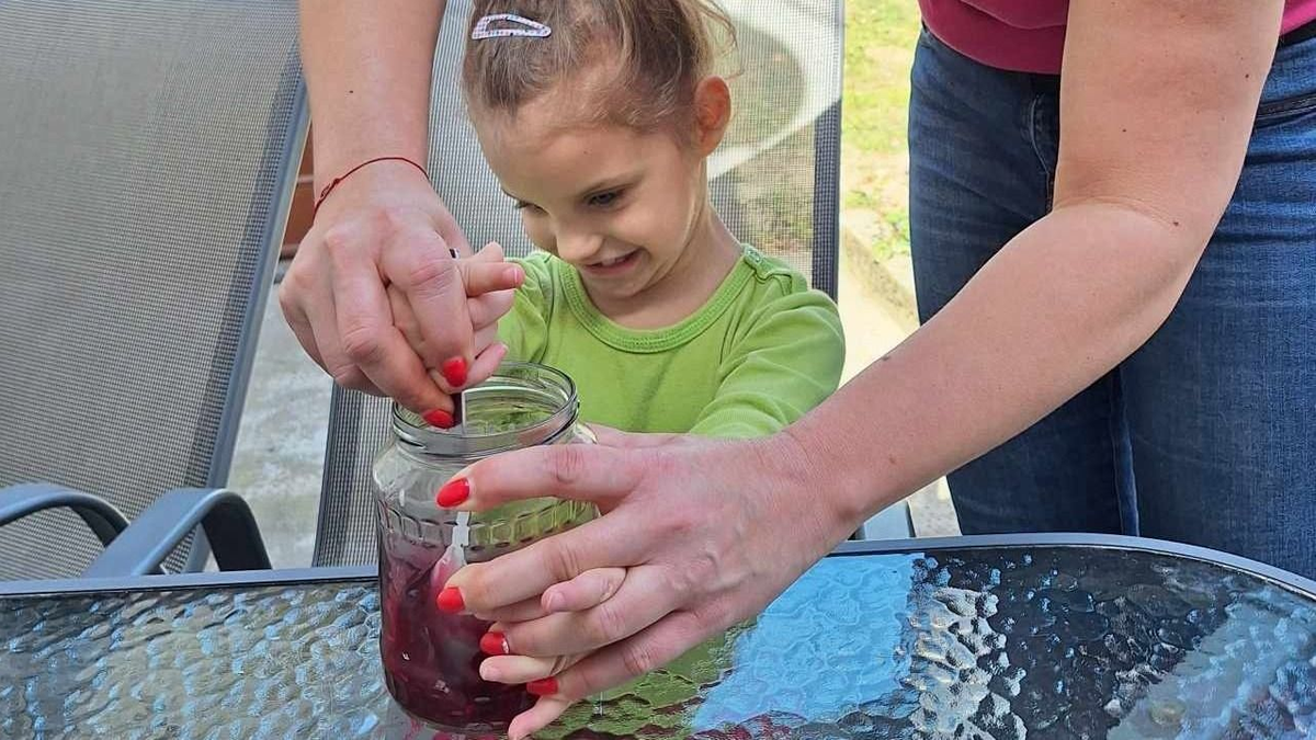Ennél aranyosabbat ma nem látsz: gyönyörű tojásokat festett Dorci, aki halva született