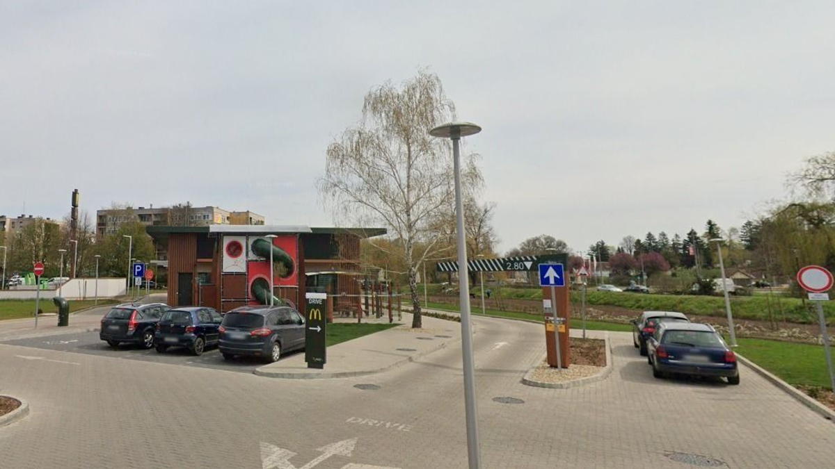 Huszárok rohamoztak meg lóháton egy váci Mekit – Fotó