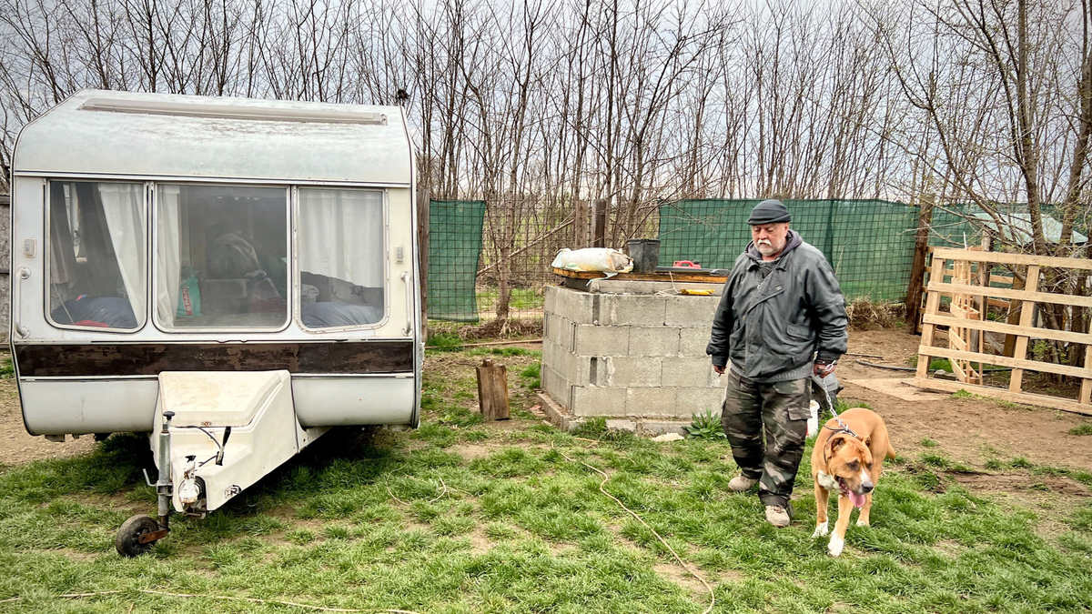„Kipihenhetem magam a sok borzalom után” – Új élet várja a csepeli hajléktalant és kutyáját