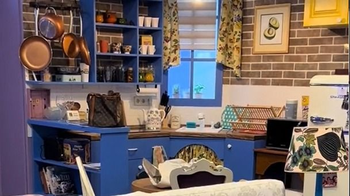 Beköltözhetsz a Jóbarátok legendás lakásába, méghozzá Egerben! – Videó