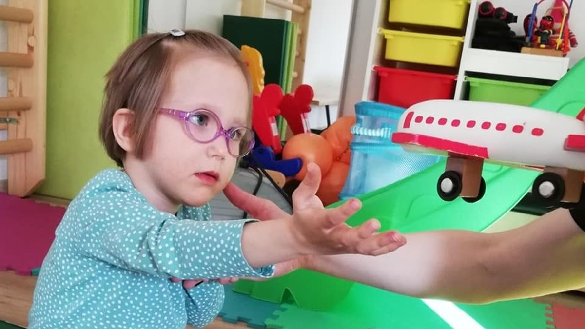 A súlyos beteg 6 éves Anna legnagyobb álma, hogy egy nap a barátaival együtt szaladgál majd