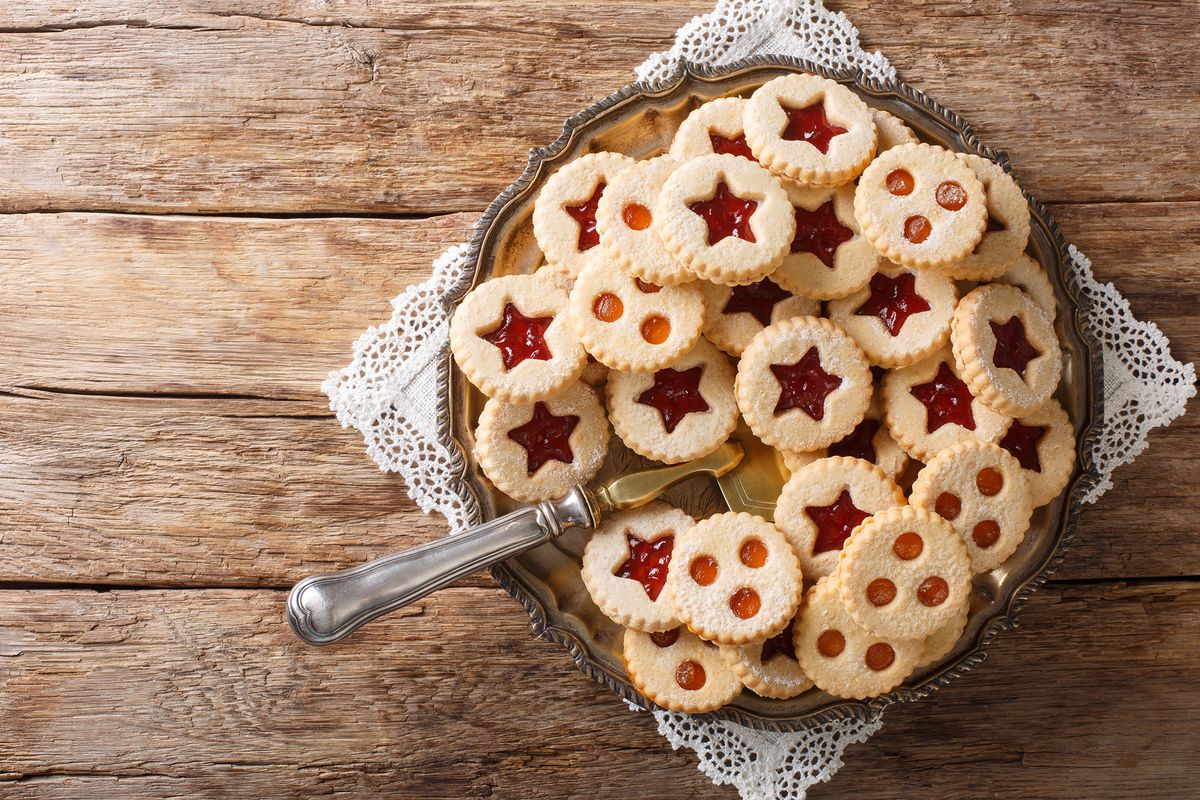Christmas,Shortbread,Linzer,Cookies,With,Jam,Filling,Close-up,On,A