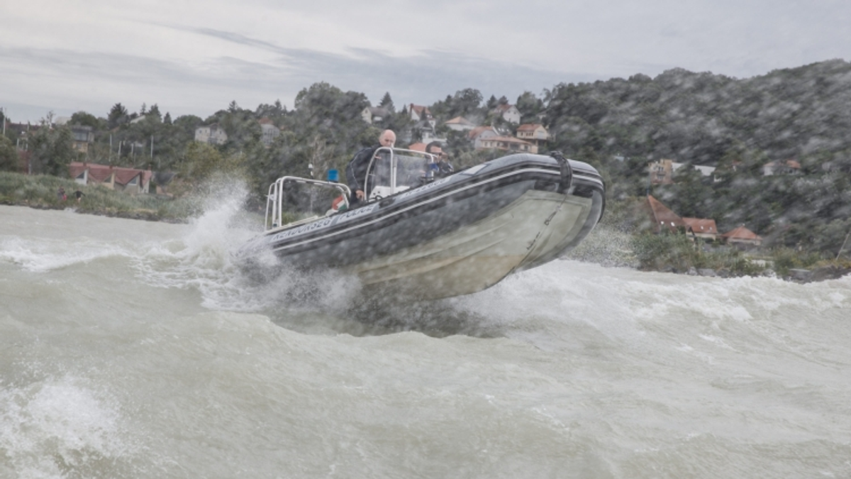 Életveszély a Balatonon, kihűlt férfiakat találtak a viharban
