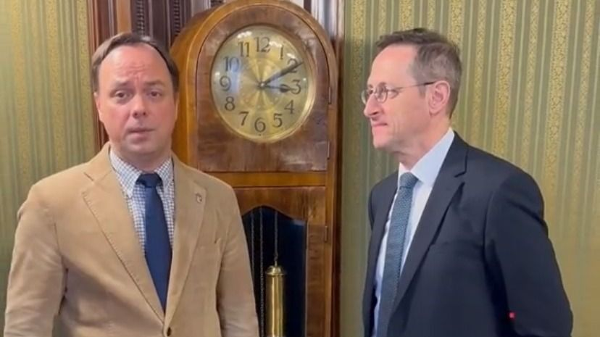 Mit keresett a miniszterelnök főtanácsadója a pénzügyminiszter irodájában?