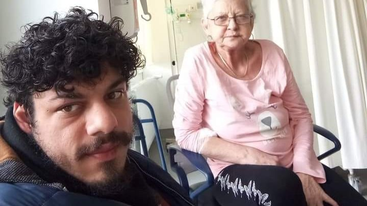 „8 év után megjelentek a rokonok...” – utcára kerül az édesanyját gyászoló kerekesszékes Márk