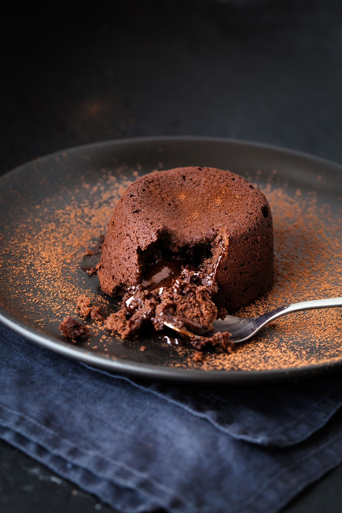 Chocolate,Fondant,With,On,Black,Plate