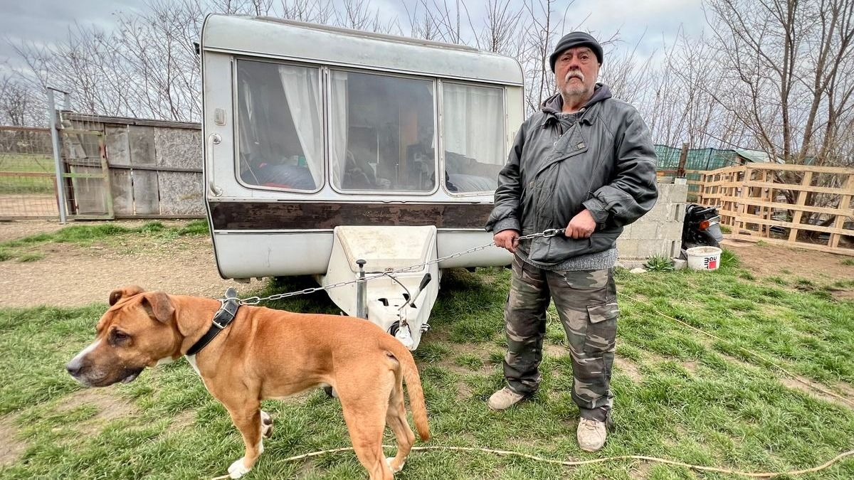 Új élet várja a csepeli hajléktalant, kitálalt a pesti buszsofőr, Pikó rengeteg embert kilakoltatott
