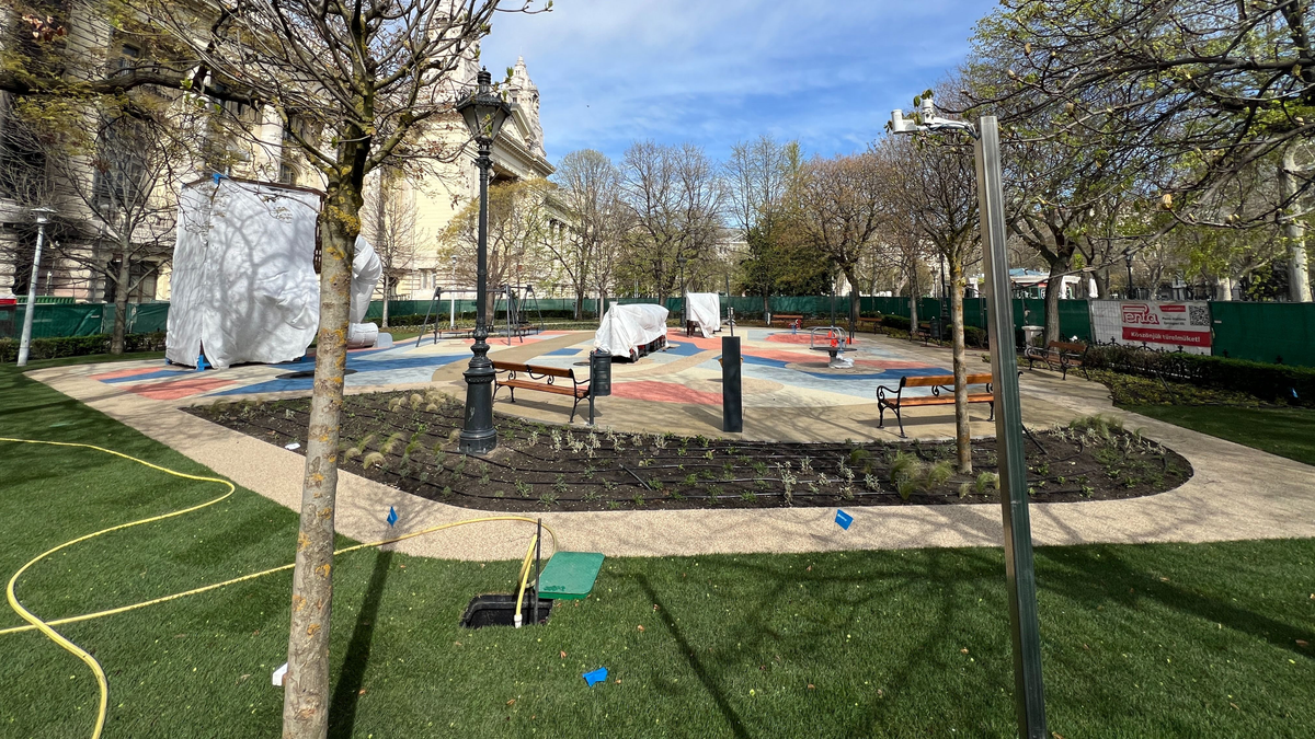 A gyerekek "tűkön ülnek", már kinn van a Szabadság téri kockavár