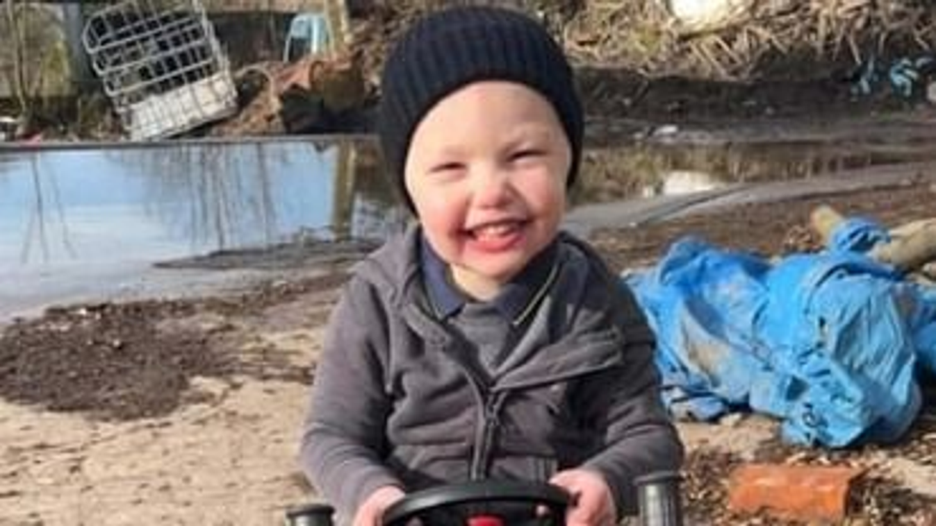 „Szerető, gyengéd és gondoskodó volt” – 3 éves fiú hunyt el a horror traktorbalesetben
