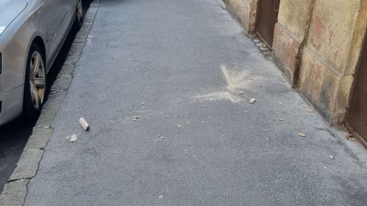 „Majdnem a fejemre esett”: életveszélyes az épületek mellett sétálni Erzsébetvárosban