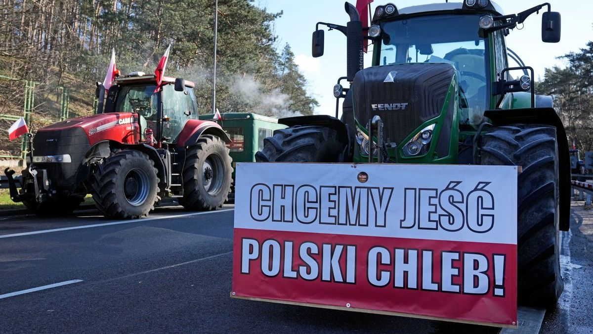 Megbénult Lengyelország, dühös gazdák zárták le az utakat