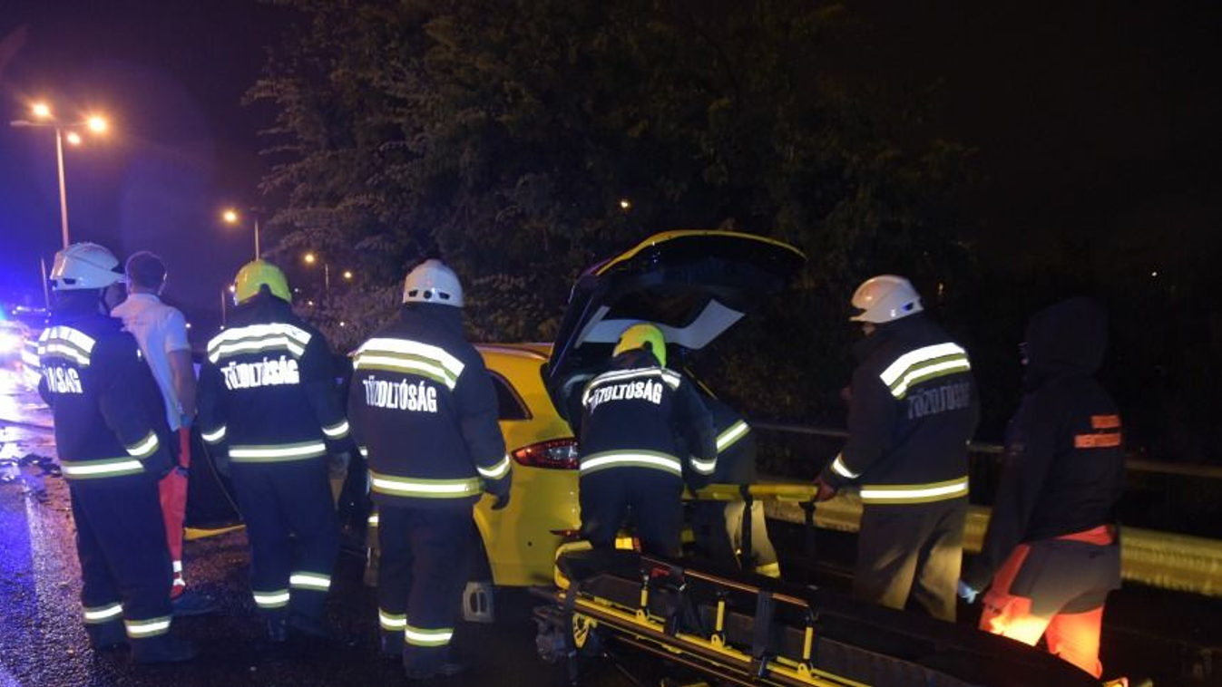 Brutális baleset a Határ úton: taxisba csapódott egy kocsi a felüljárón, ez történt az utassal