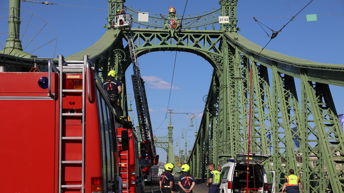 Helyszíni fotók: drámai pillanatok a Szabadság hídon, próbálják "lekönyörögni" a felmászott embert